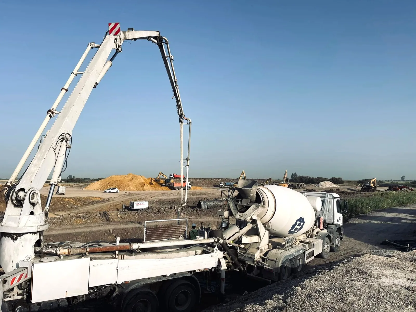 Camión bomba HAS en obra de infraestructura